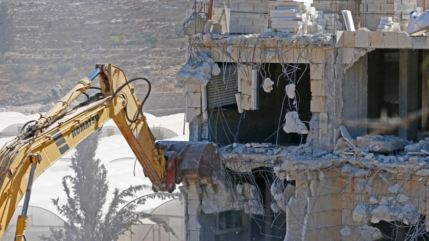 سلطات الاحتلال تهدم منازل الفلسطينيين