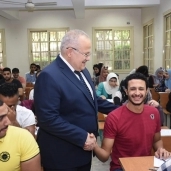 رئيس جامعة القاهرة يتفقد سير الامتحانات