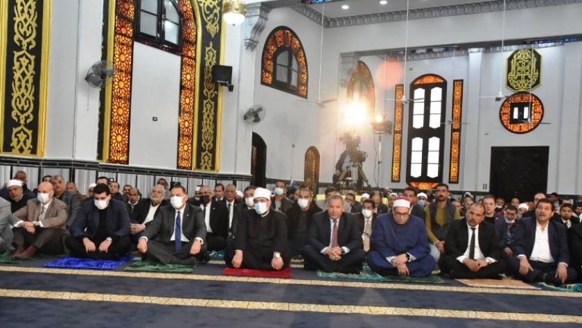 وزير الأوقاف يفتتح مسجدا بديرب نجم