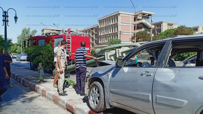 بالصور| إصابة شخصين في حادث اصطدام سيارة بعمود إنارة في أسيوط