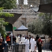 فلسطينيون يدخلون المسجد الأقصى عبر البوابات الإلكترونية التى وضعها جيش الاحتلال