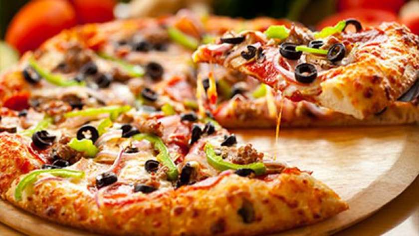 وجبة بيتزا تتسبب في إصابة 15 جزائرياً بالتسمم الغذائي