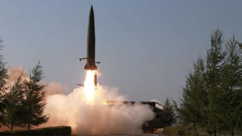 كوريا الشمالية تطلق صاروخ فضائي
