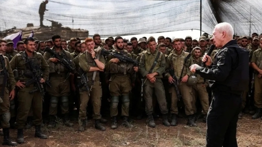 يوآف جالانت أثناء حديث مع جنود الاحتلال الإسرائيلي