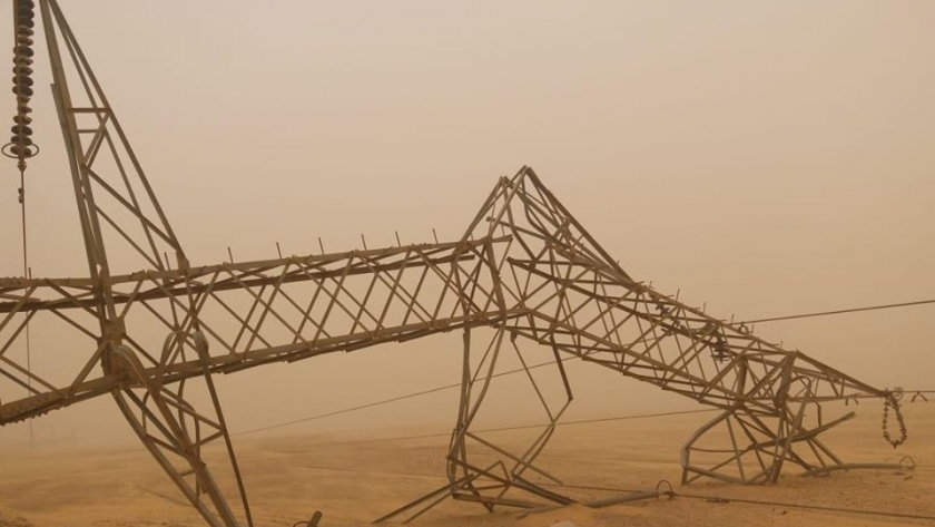 سقوط ابراج كهرباء بالوادي الجديد بسبب الطقس السئ