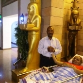 مريضة  تزور متحف النيل بأسوان على سرير