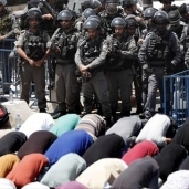 شرطة الاحتلال والفلسطينيون يؤدون الصلاة خارج الأقصى - صورة أرشيفية