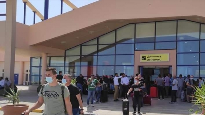 مطار مرسي علم يُستقبل اليوم 10 رحلات سياحية