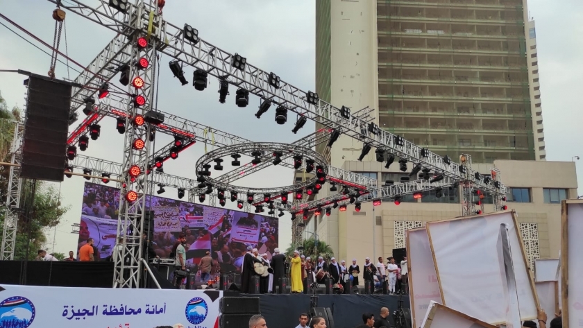 فرقة فنون شعبية تحيي احتفالية تأييد الرئيس السيسي في الدقي