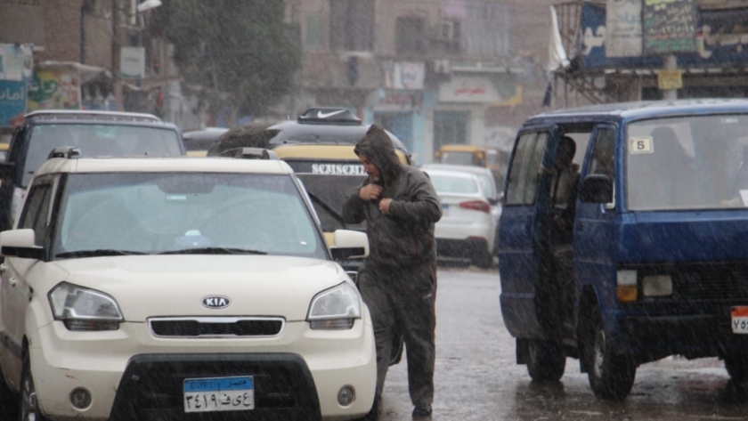 «صرف الإسكندرية»: استنفار كامل لسحب تجمعات مياه الأمطار من الشوارع (فيديو)