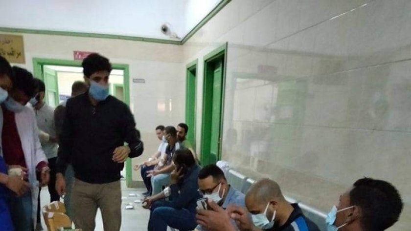 450 طالبا بجامعة سوهاج يتبرعون بالدم لصالح مصابي حادث القطارين «صور»