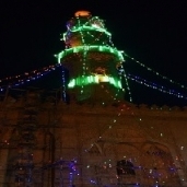أفرع إضاءة على مئذنة المسجد احتفالاً بالمولد