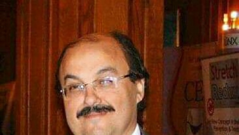 الدكتور خالد مكين أستاذ جراحة التجميل بطب القاهرة