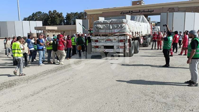معبر رفح شهد عبور أول قافلة مساعدات من مصر إلى غزة