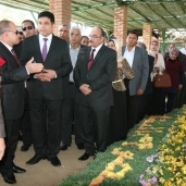 وزير الرى ومحافظ القليوبية خلال افتتاح معرض زهور الربيع