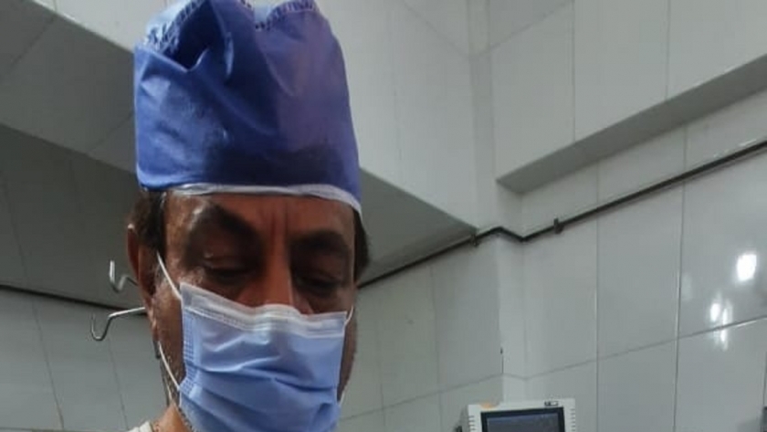 الدكتور طارق الكاسح خلال إستخراج كتلة شعر من بطن شاب  وزنت ثلاث كيلوجرامات