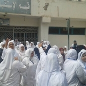وقفة ضد مدير مستشفى منية النصر