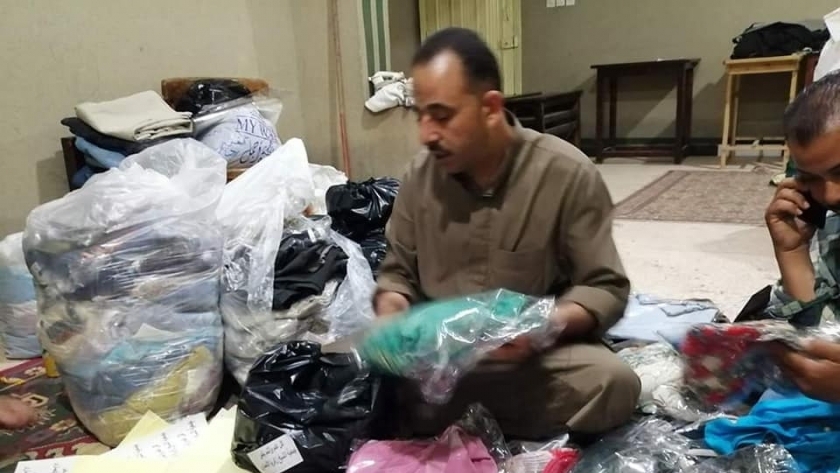 أحد المتطوعين فى جمع تبرعات وتوزيع لبس العيد على الأطفال الأيتام