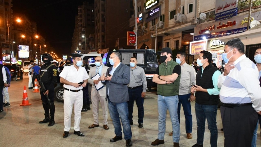 محافظ الفيوم ومدير الأمن يقودان حملة لضبط مخالفي الإجراءات الوقائية