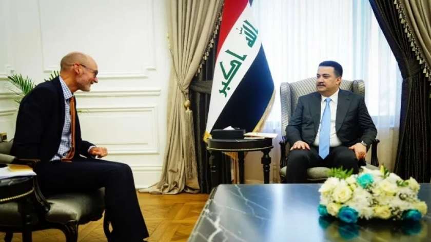 محمد شياع السوداني وسفير المملكة المتحدة في العراق 