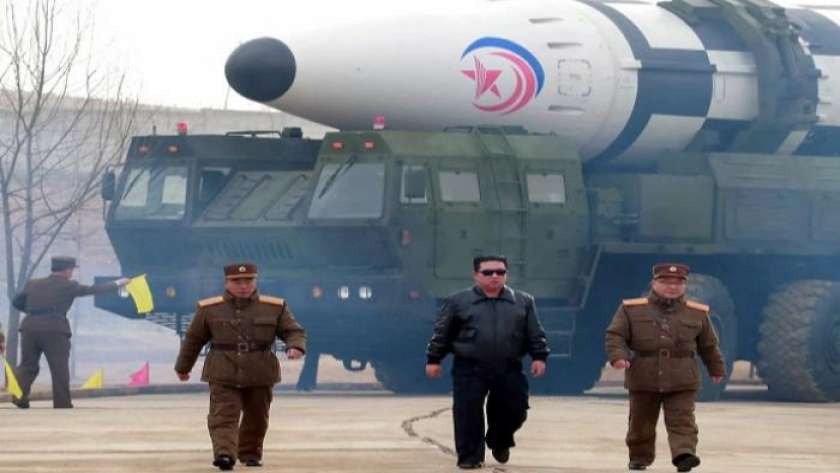 زعيم كوريا الشمالية كيم جونج أون مع أحد الصواريخ البالستية
