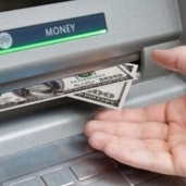 مصادر مصرفية: البنوك تخطر عملاءها رسمياً بفرض رسوم على عمليات السحب