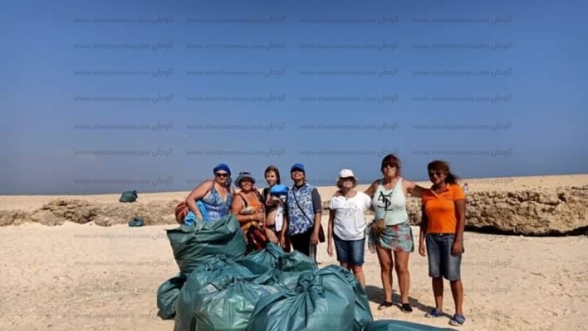 سائحين يشاركون في حملة تطوعية وإزالة ٤٠٠ كيلوا مخلفات من جزيرة مجاويش بالغردقة