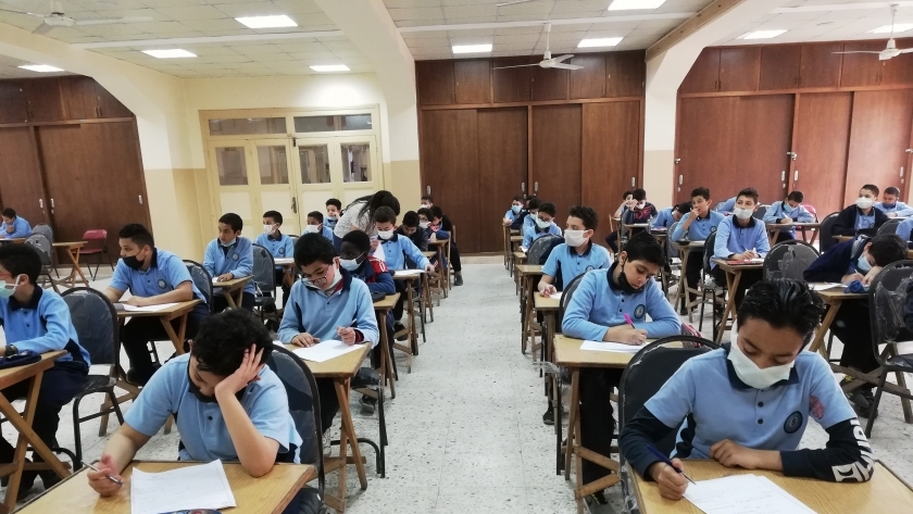 طلاب يؤدون الامتحانات