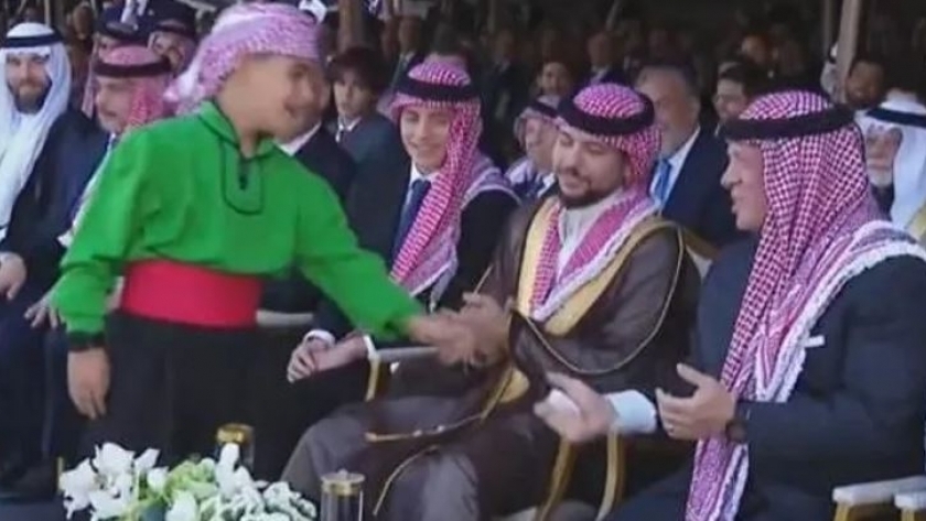 الطفل الأردني يسلم الملك عبدالله الثاني ورقة خلا مراسم حفل زفاف ولي العهد الأردني