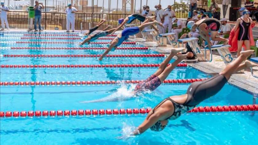 نادي الرياضات البحرية يستضيف بطولة السباحة