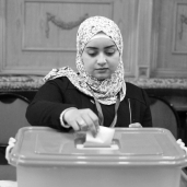 إحدى الطالبات تدلى بصوتها فى الانتخابات الجامعية «صورة أرشيفية»