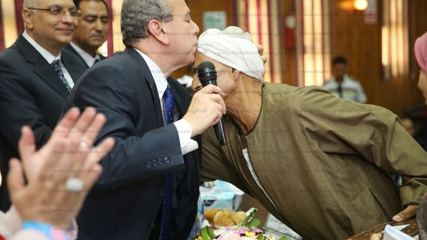 محافظ كفر الشيخ يقبل رأس والد إحدى المتفوقات