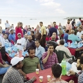 إفطار الصيادين على شاطئ الإسكندرية