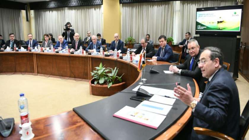 وزير البترول يستقبل رئيس وزراء رومانيا