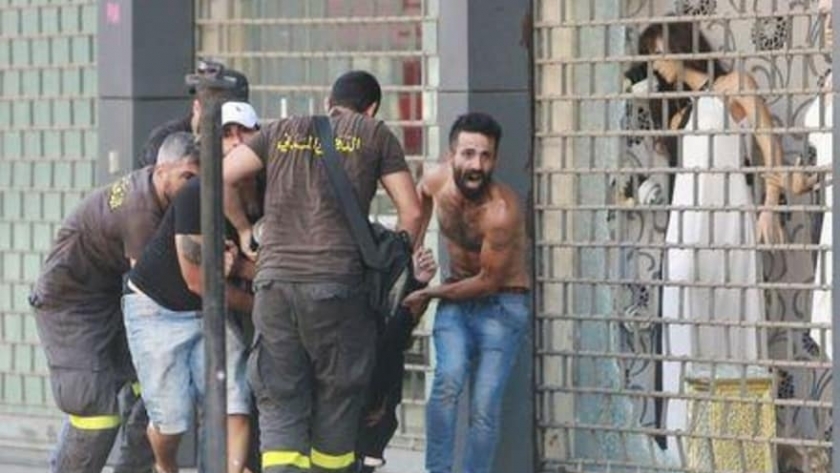 إجلاء أحد المصابين في بيوروت أثناء أحداث العنف في لبنان واندلاع الاشتباكات