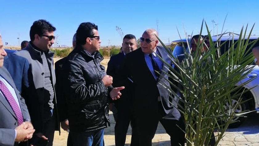 وزير الشباب يصل الوادي الجديد ويغرس نخلة بحديقة مطار الخارجة