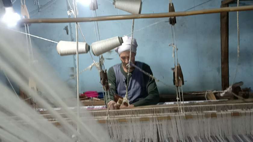 صناعة النسيج على النول في سوهاج