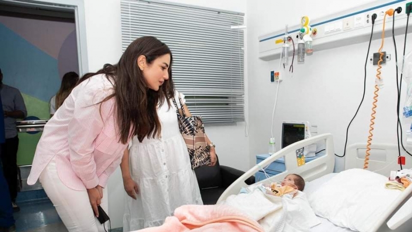 درة خلال زيارتها المرضى بمستشفى مجدي يعقوب