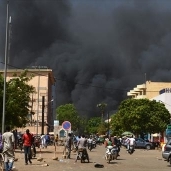 الدخان يتصاعد جراء الهجمات التي شهدتها عاصمة بوركينا فاسو