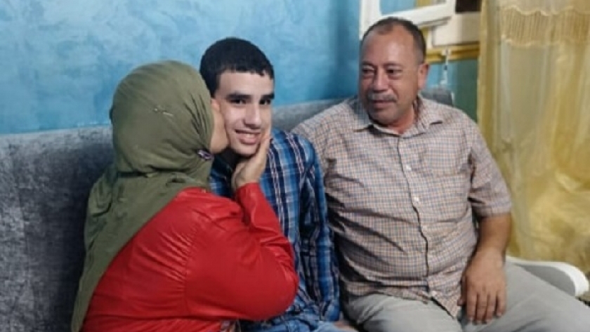 مروان وحيد أول ثانوية عامة علمي رياضة دمج مع والديه