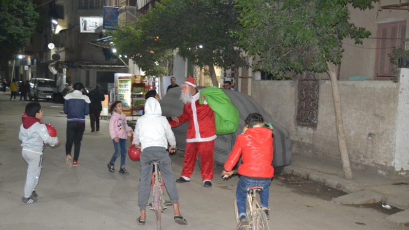 بابا نويل في شوارع الإسكندرية