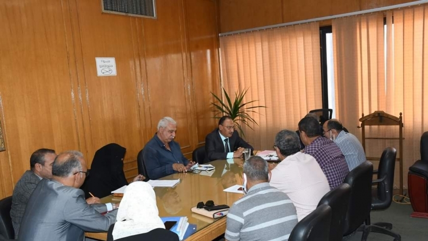 اجتماع سكرتير عام محافظة الإسماعيلية مع رؤساء الأحياء