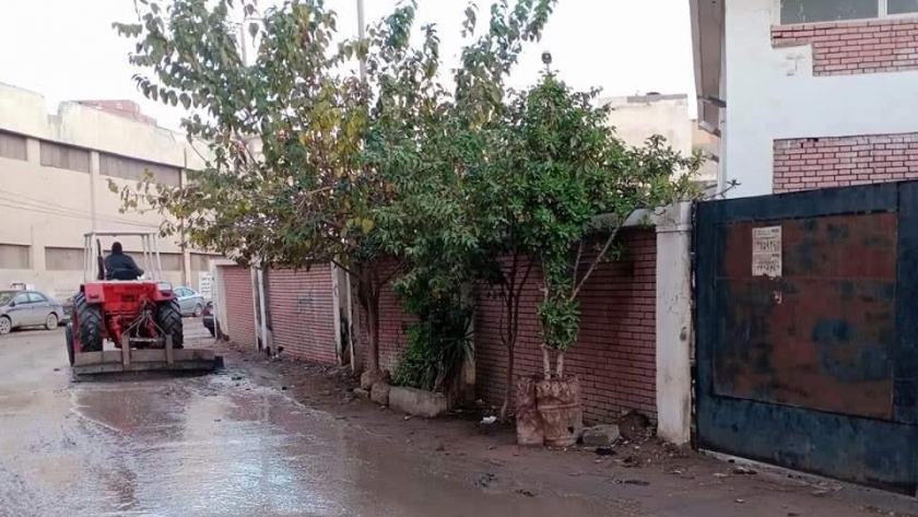 أمطار غزيرة على بعض مناطق كفر الشيخ وحملات نظافة ورفع المياة من الشوارع