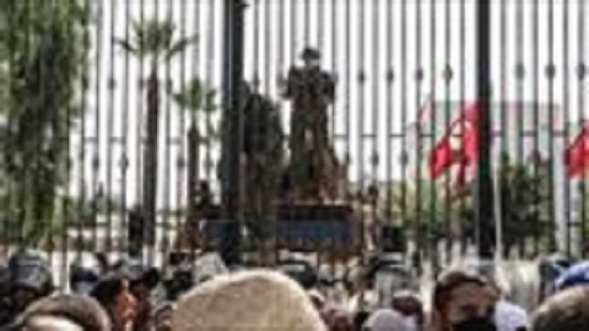 مظاهرات أمام البرلمان التونسى مؤيدة للقرارات الأخيرة ضد الإخوان