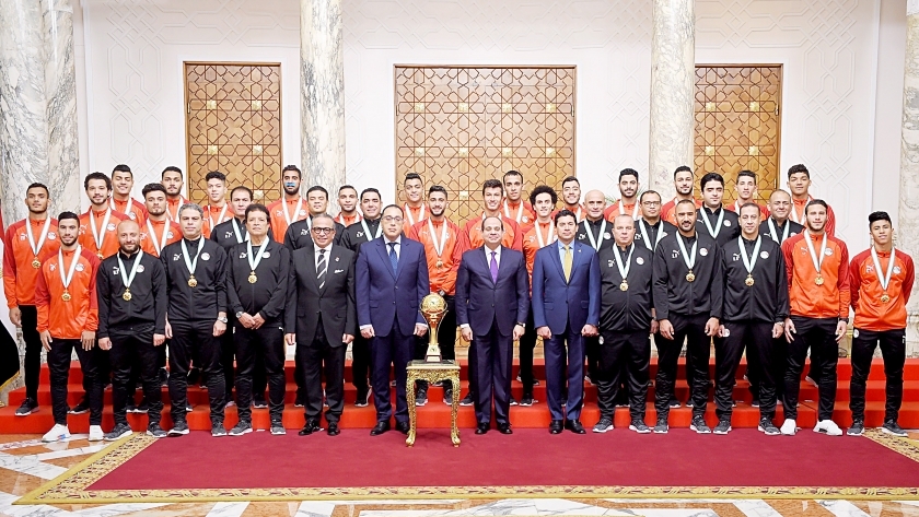 الرئيس عبد الفتاح السيسي يستقبل مجموعة من الأبطال المصريين الرياضيين ويمنحهم وسام الرياضة