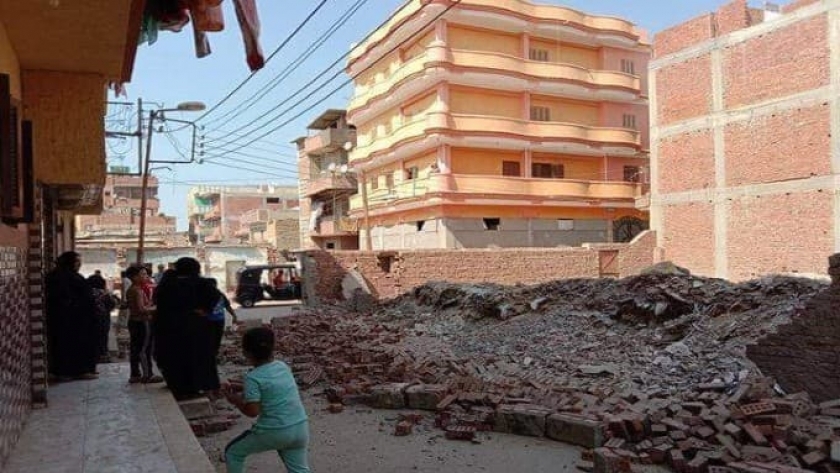مصرع طفل وإصابة أخر فى حادث إنهيار  سور منزل بشوارع السنطة