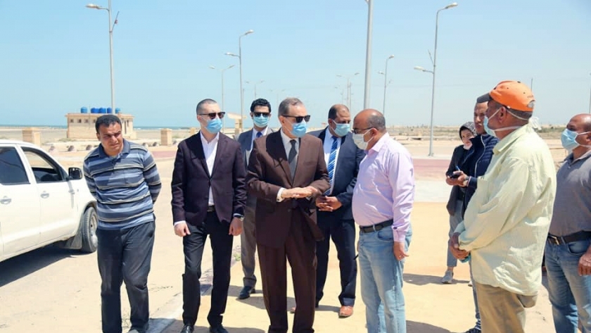 محافظ كفر الشيخ ونائبه يتابعان الإجراءات الخاصة بإغلاق مصيف بلطيم