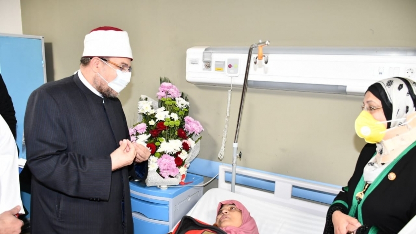 سيدة الشهامة بحلوان خلال زيارة وزير الأوقاف لها بالمستشفى - أرشيفية