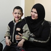 «ياسين» فى حضن والدته ينتظر العلاج