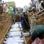 دفن جثث عدد من مسلمي الروهينجا